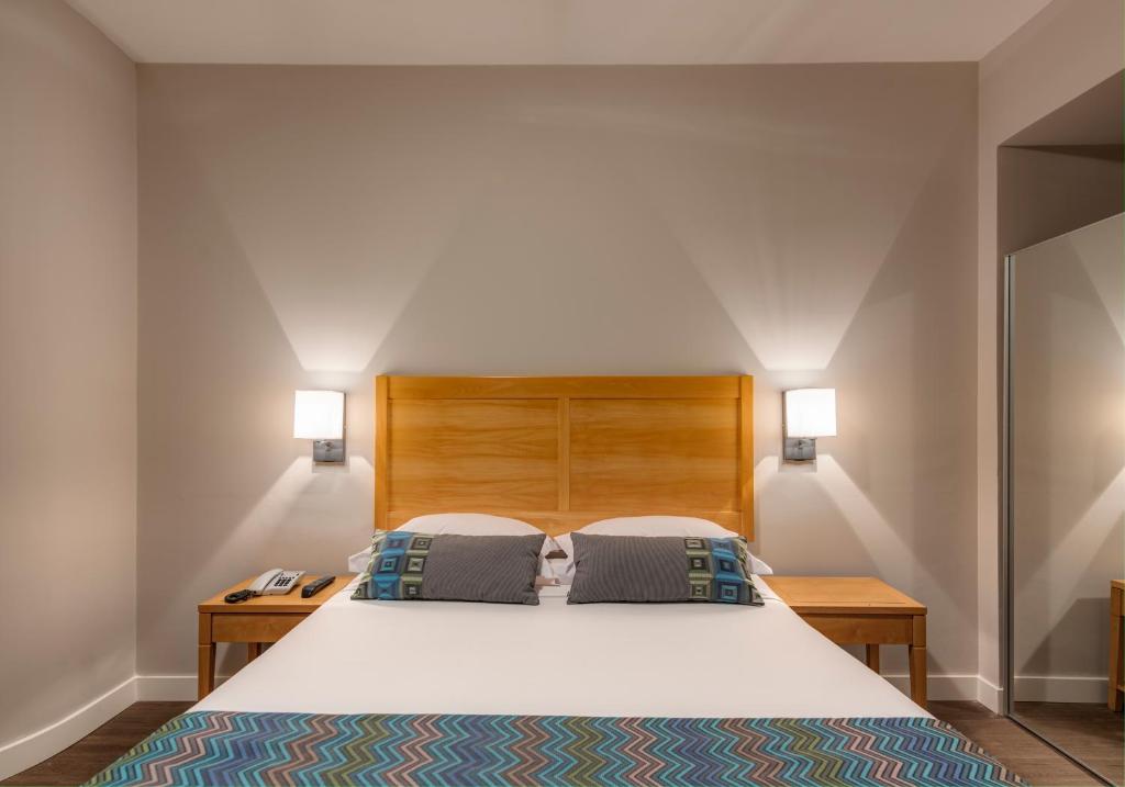 a bedroom with a large bed with two pillows at Monreale Express Glicério Campinas in Campinas