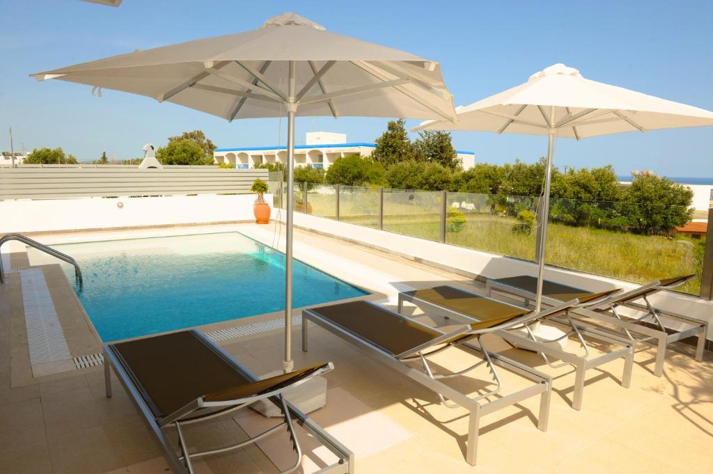 Bazén v ubytování Gennadi Aegean Horizon Villas nebo v jeho okolí
