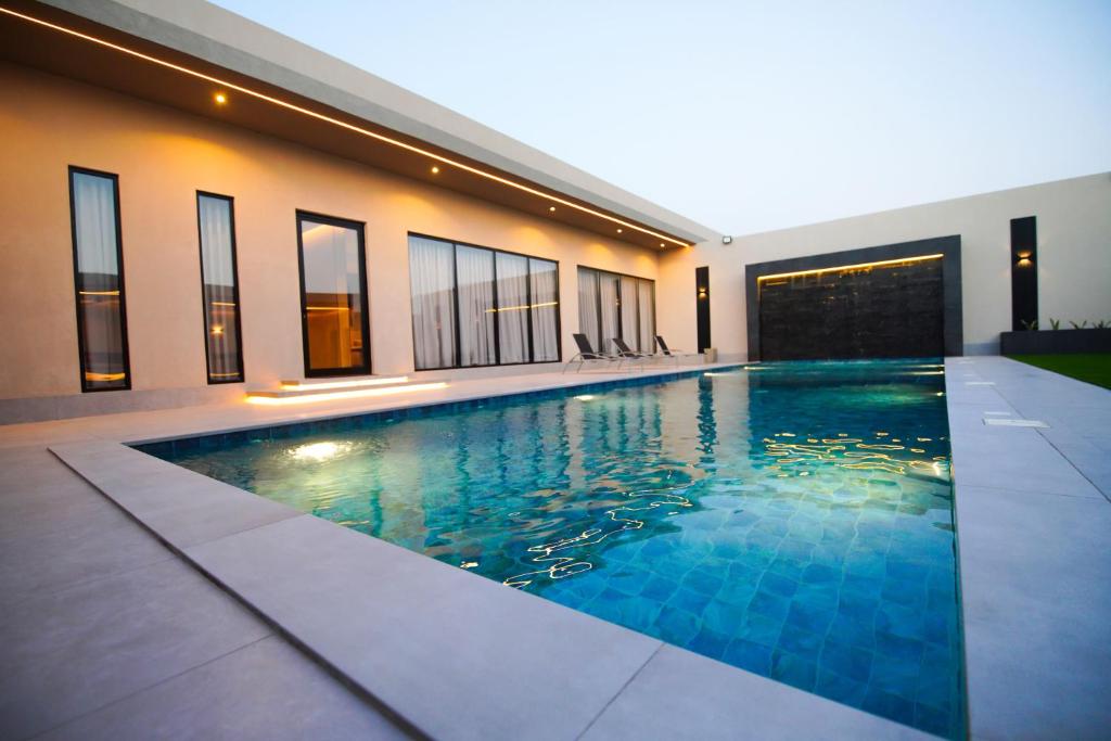una piscina en medio de una casa en La Terra Chalets 2, en Yeda