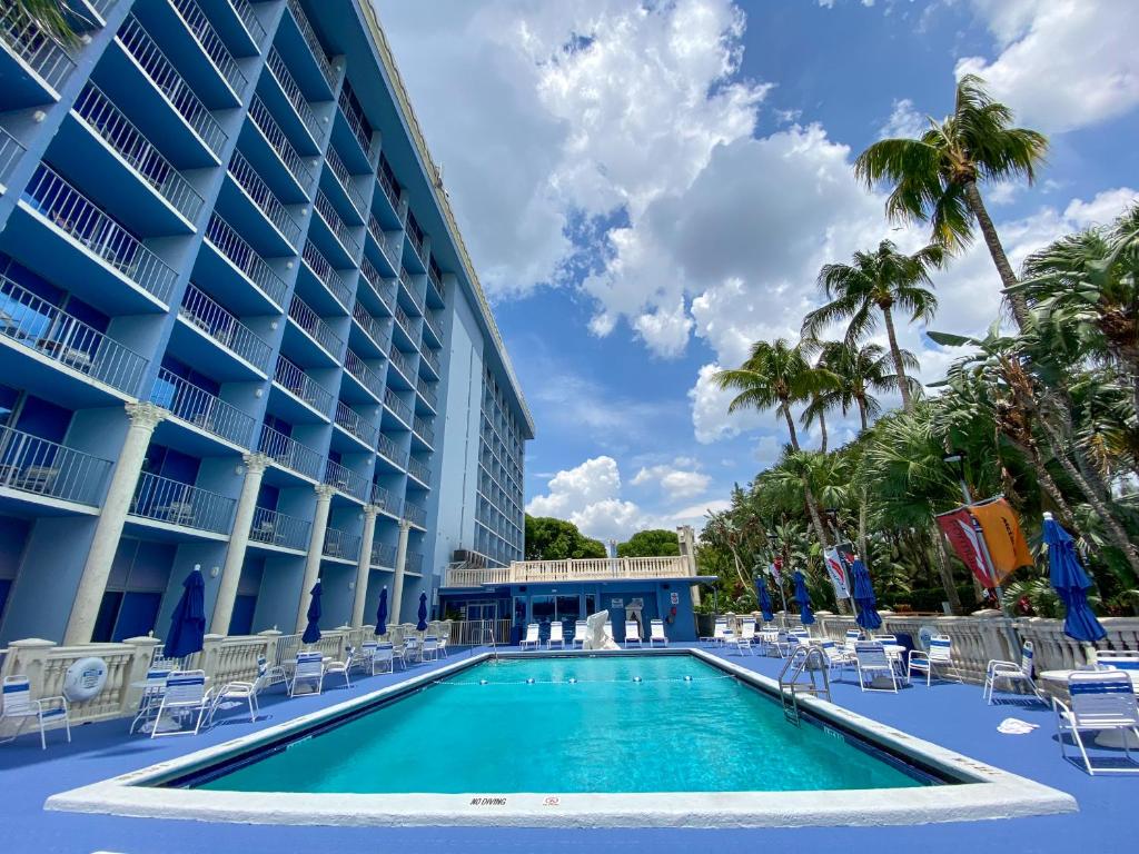 una piscina frente a un hotel en Stadium Hotel en Miami Gardens