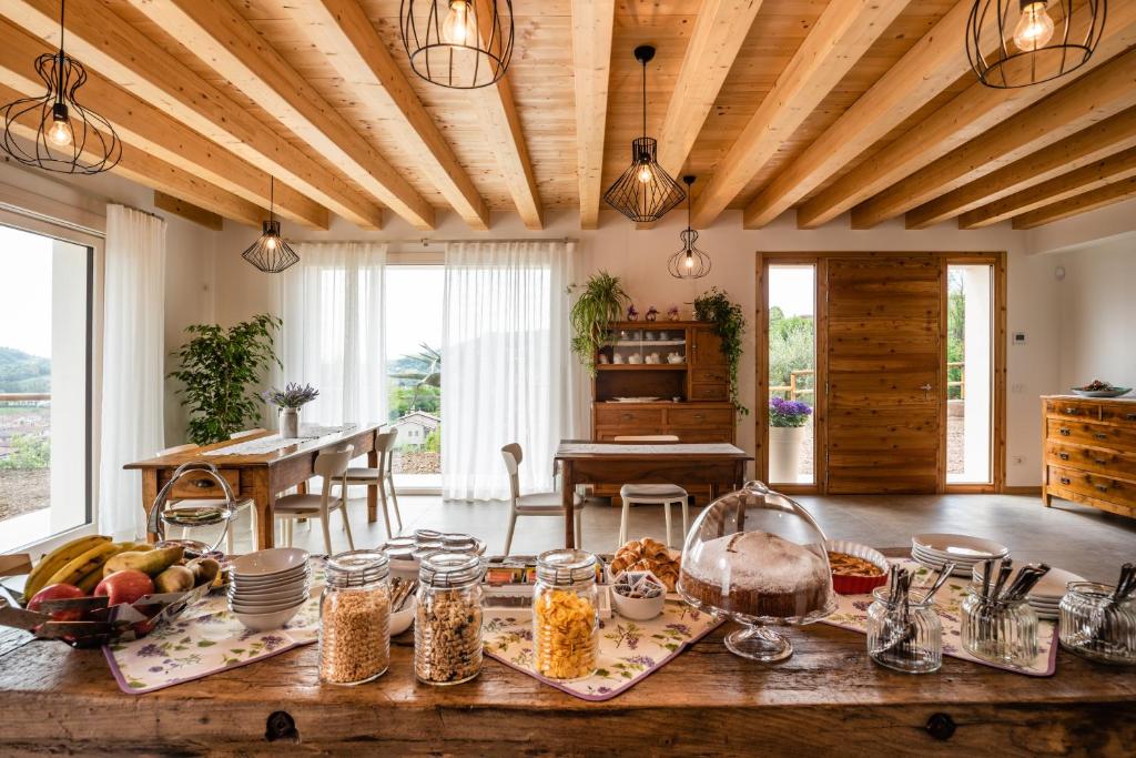 Agriturismo al Comarel في Tarzo: مطبخ مع طاولة عليها طعام