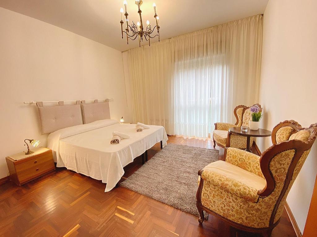 um quarto com uma cama, uma mesa e cadeiras em Elegante appartamento a Cefalù em Cefalù