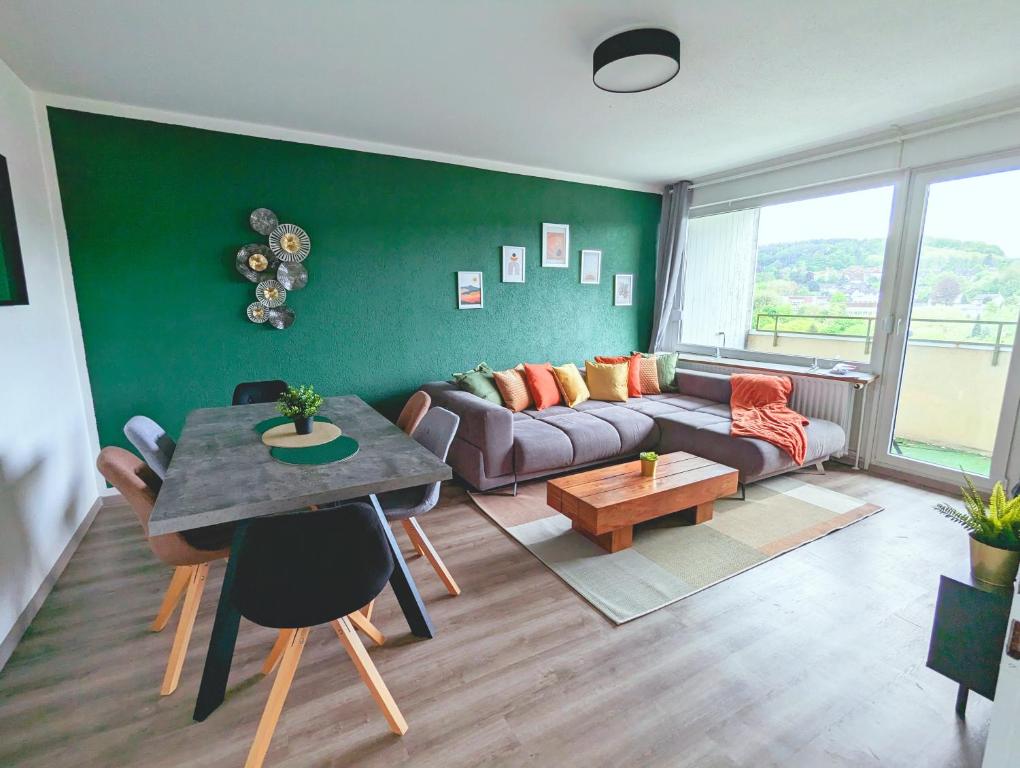 a living room with a couch and a table at Schöne Wohnung mit Balkon/Parkplatz/Aufzug in Hagen