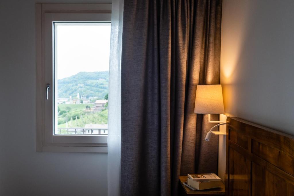 Ein allgemeiner Bergblick oder ein Berglick von des Bauernhofs aus