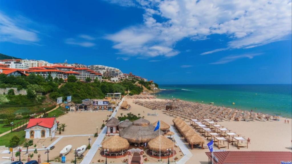 una vista aerea su una spiaggia con ombrelloni e sull'oceano di PANORAMA BAY 20 Fancy Studio a Sveti Vlas