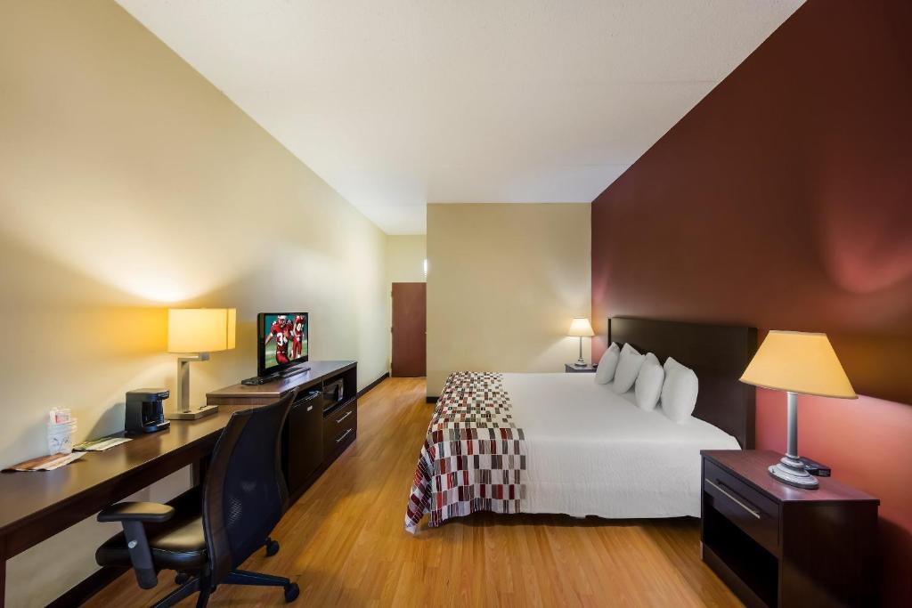 Red Roof Inn Hendersonville - Überlegener Königszimmer Nichtraucher