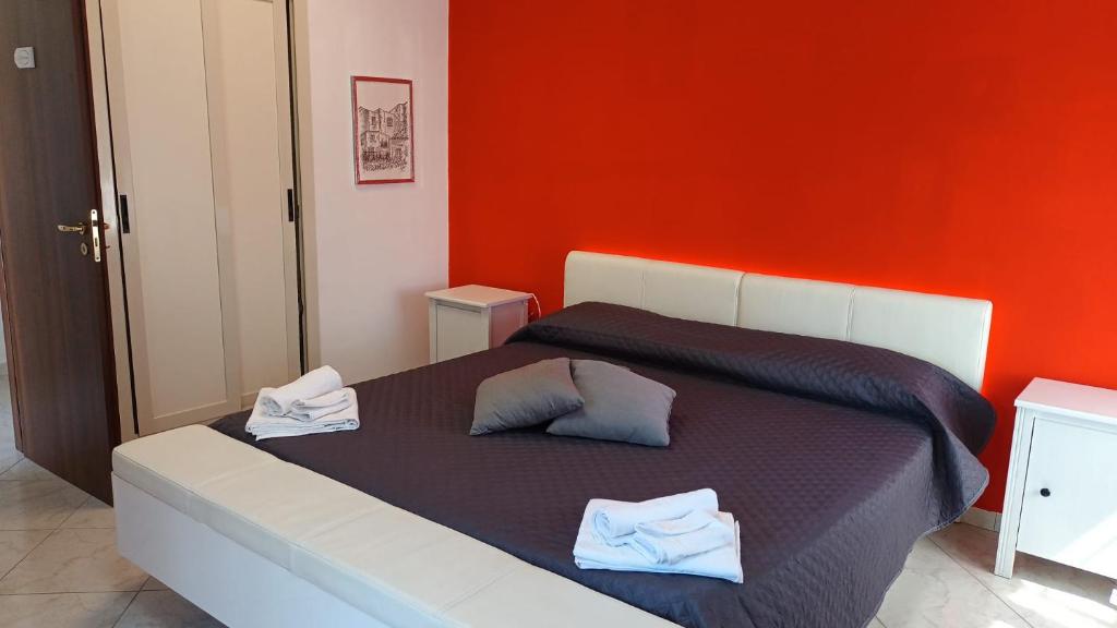 1 dormitorio con 1 cama con 2 toallas en B&B La Stazione en Sibari