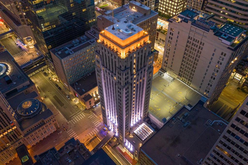 - une vue sur un grand bâtiment éclairé dans l'établissement Rand Tower Hotel, Minneapolis, a Tribute Portfolio Hotel, à Minneapolis