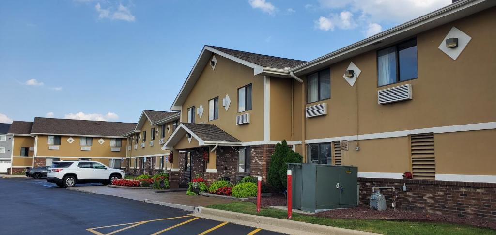 un edificio con un coche aparcado delante en Super 8 by Wyndham Sterling Heights&#47;Detroit Area, en Sterling Heights