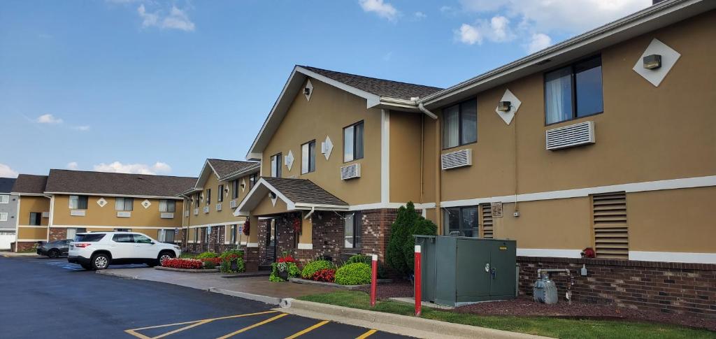 un bâtiment avec une voiture garée devant lui dans l'établissement Super 8 by Wyndham Sterling Heights/Detroit Area, à Sterling Heights