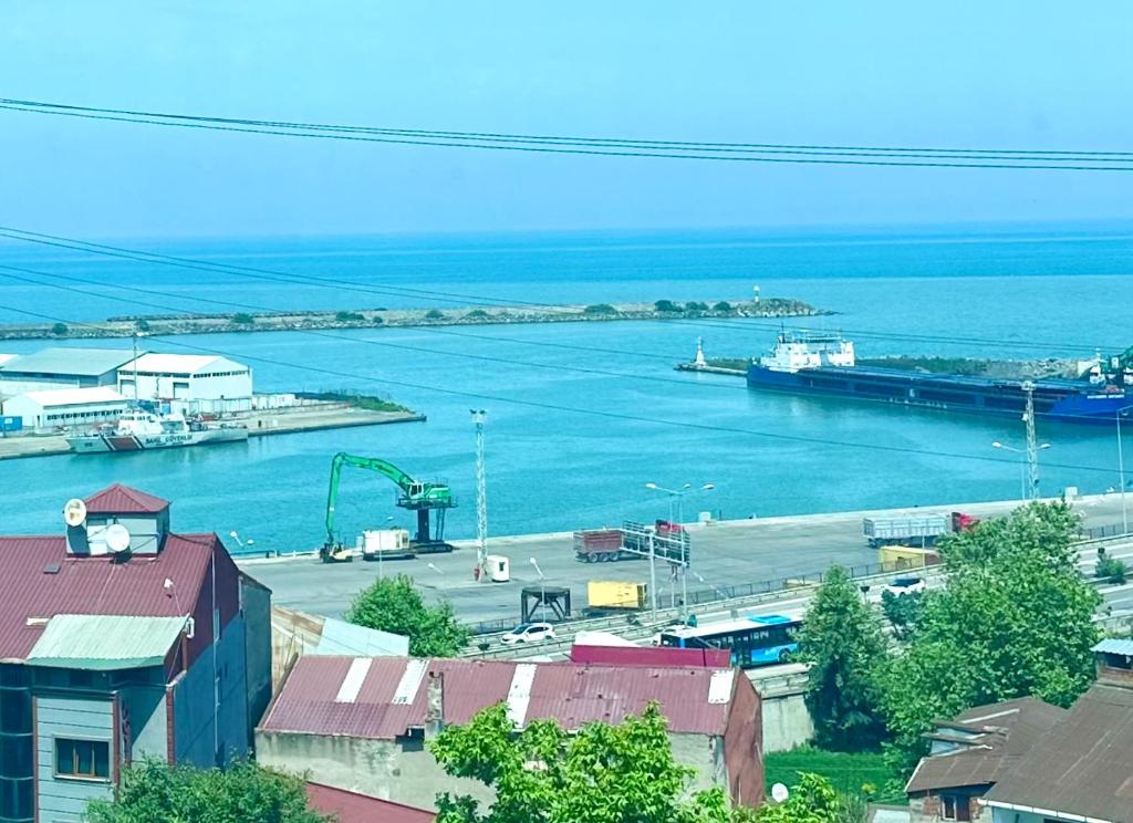 - une vue sur une étendue d'eau avec un bateau dans l'établissement İMA APART, à Trabzon