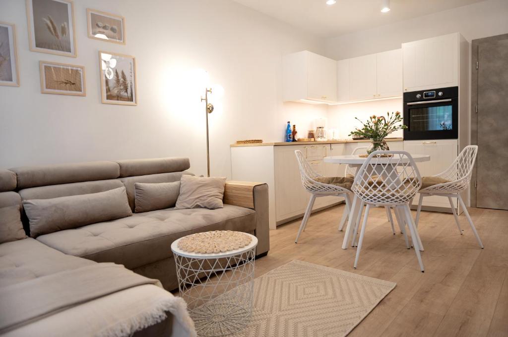 uma sala de estar com um sofá e uma mesa em Baltic Harmony - Easy-Rent Apartments em Pobierowo