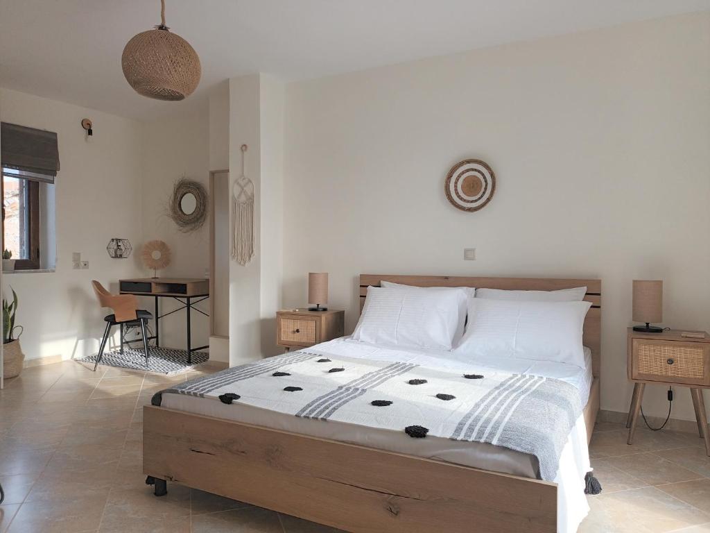 een slaapkamer met een groot bed in een kamer bij kir-Yiannis stonehouse @Areopoli in Areopolis