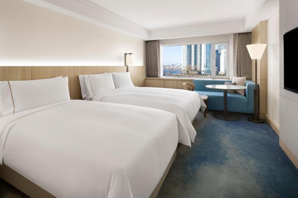 Postel nebo postele na pokoji v ubytování The Westin Josun Busan