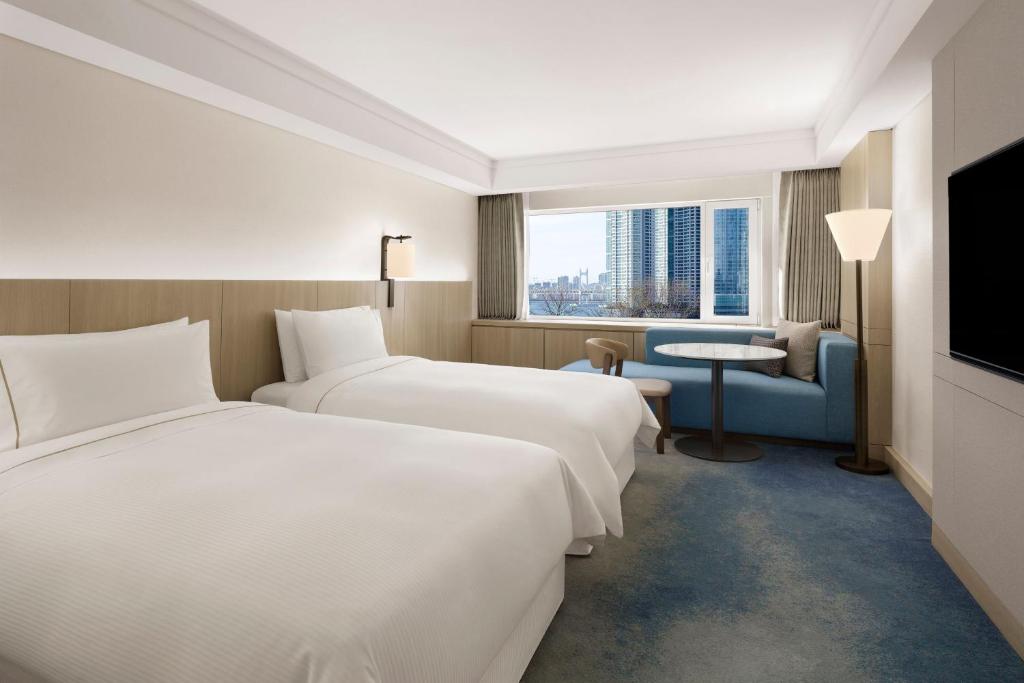 Postel nebo postele na pokoji v ubytování The Westin Josun Busan