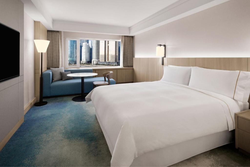 Postel nebo postele na pokoji v ubytování The Westin Josun Busan