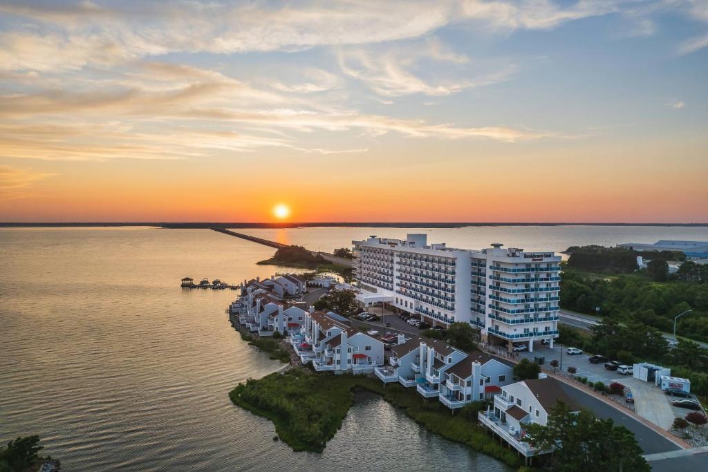 una vista aérea de un complejo sobre el agua al atardecer en Residence Inn by Marriott Ocean City, en Ocean City