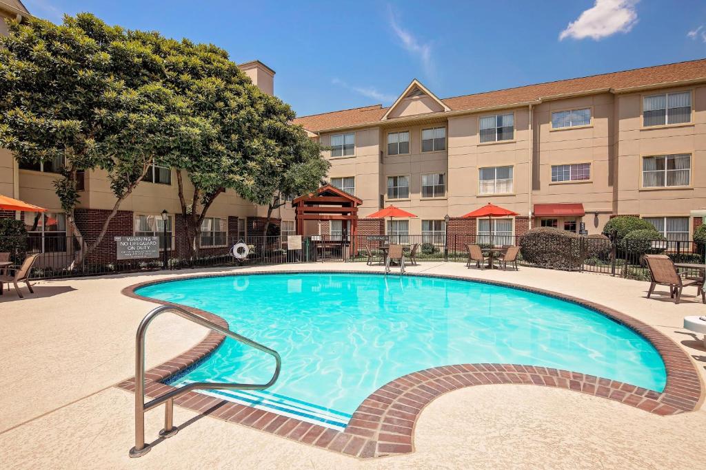uma grande piscina em frente a um hotel em Residence Inn Arlington em Arlington