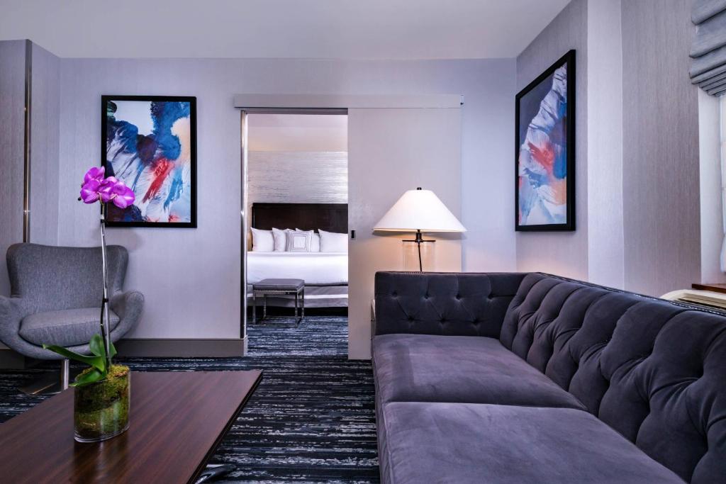 ein Wohnzimmer mit Sofa und ein Schlafzimmer in der Unterkunft Fairfield Inn & Suites By Marriott New York Manhattan/Times Square in New York