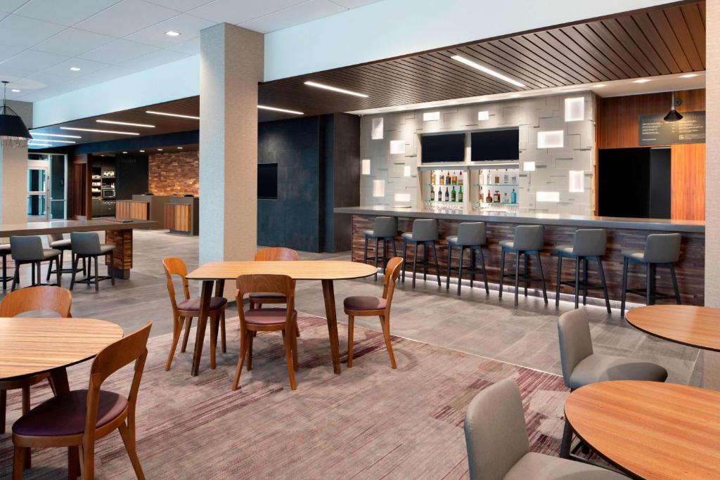 una hall con tavoli e sedie e un bar di Courtyard by Marriott Albany Troy/Waterfront a Troy