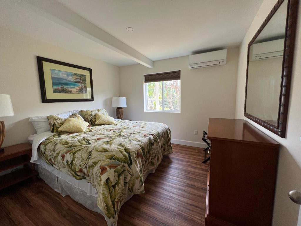 Postel nebo postele na pokoji v ubytování Cozy Custom Vacation Home