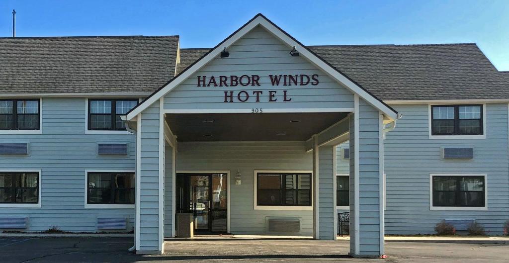 un hotel con un cartel que lee Harper winds hotel en Harbor Winds Hotel, en Sheboygan