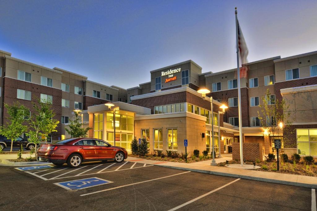 un coche aparcado en un aparcamiento frente a un hotel en Residence Inn by Marriott Omaha Aksarben Village, en Omaha