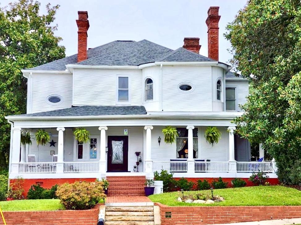 une maison blanche avec deux cheminées au-dessus dans l'établissement Simmons-Bond Inn Bed & Breakfast, à Toccoa