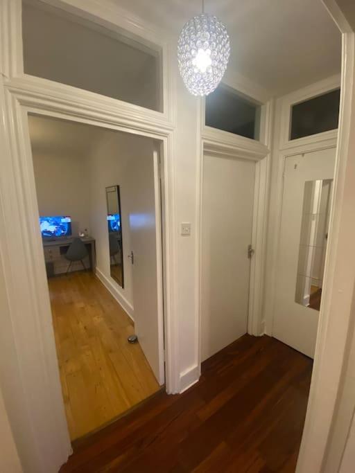 2 Bedroom Flat in Camberwell Green - Central Location with excellent connections to tourist attractions and main London airports photo