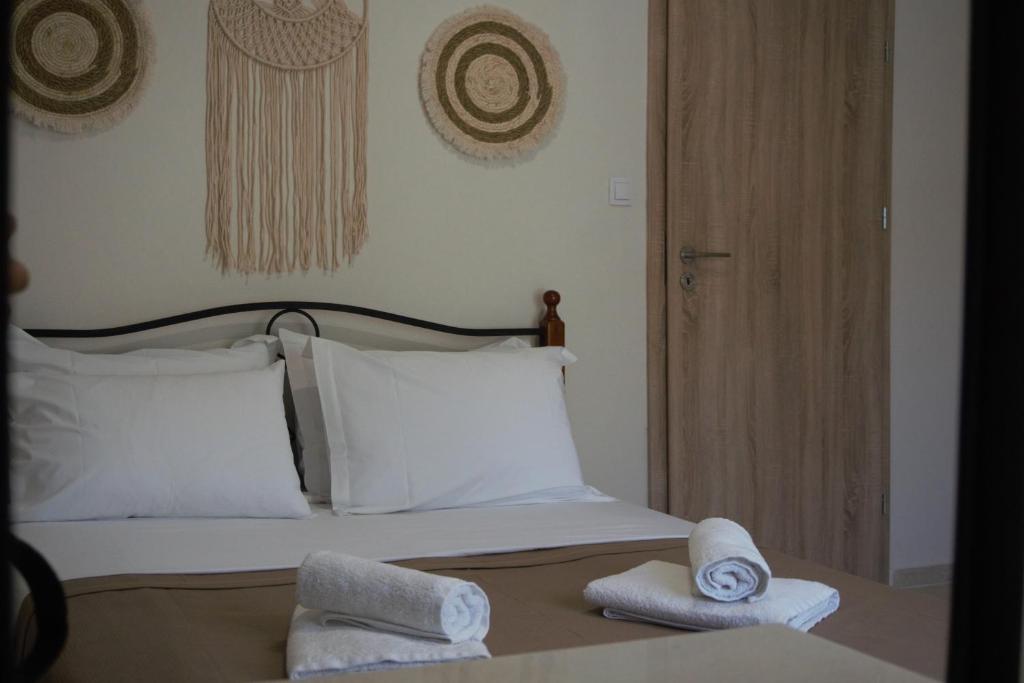 een slaapkamer met een bed met handdoeken erop bij Atalia Apartment, Orne Crete in Orné