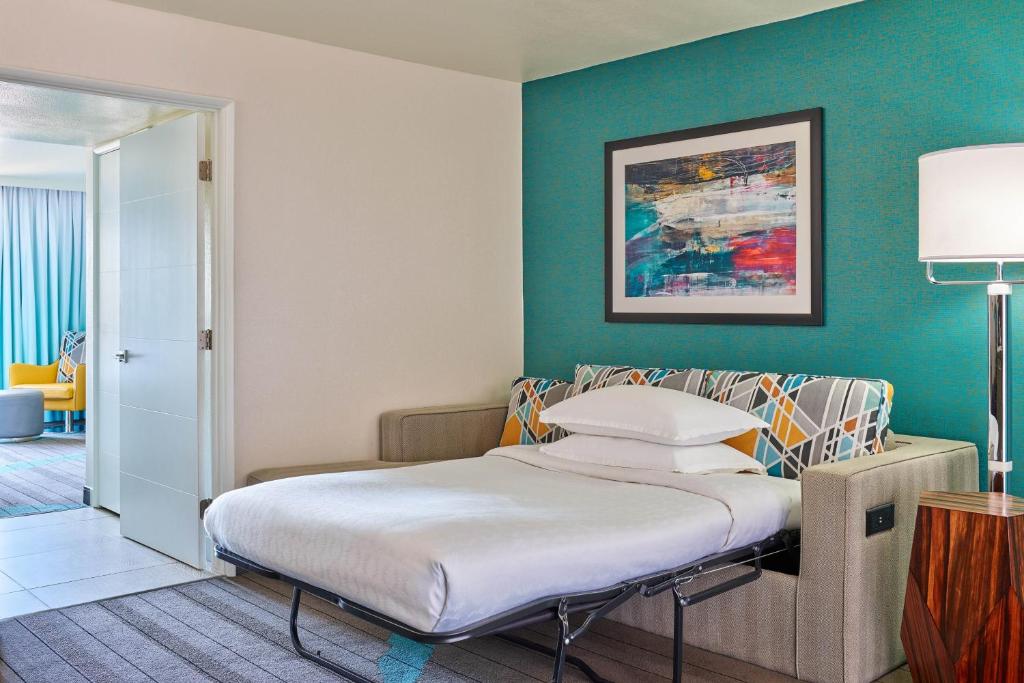 Postel nebo postele na pokoji v ubytování Sheraton Tucson Hotel & Suites