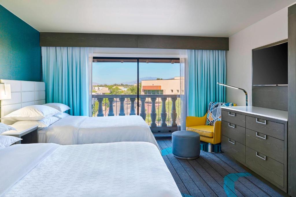 Postel nebo postele na pokoji v ubytování Sheraton Tucson Hotel & Suites