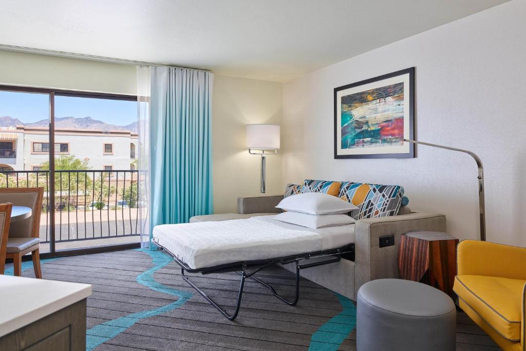 Postel nebo postele na pokoji v ubytování Sheraton Tucson Hotel & Suites
