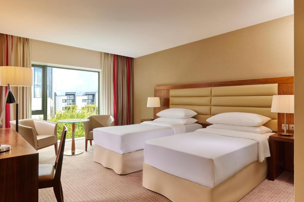 Postel nebo postele na pokoji v ubytování Sheraton Athlone Hotel