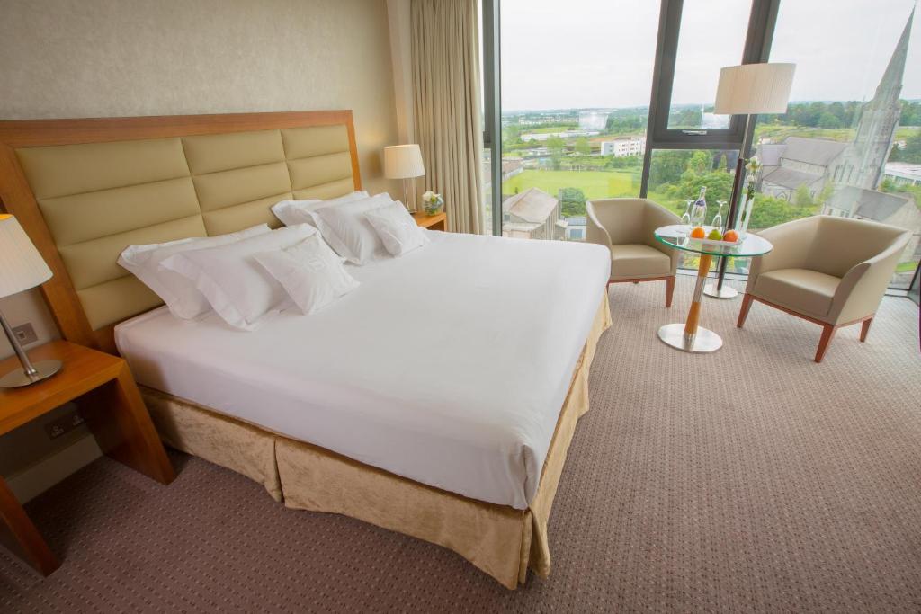 Postel nebo postele na pokoji v ubytování Sheraton Athlone Hotel