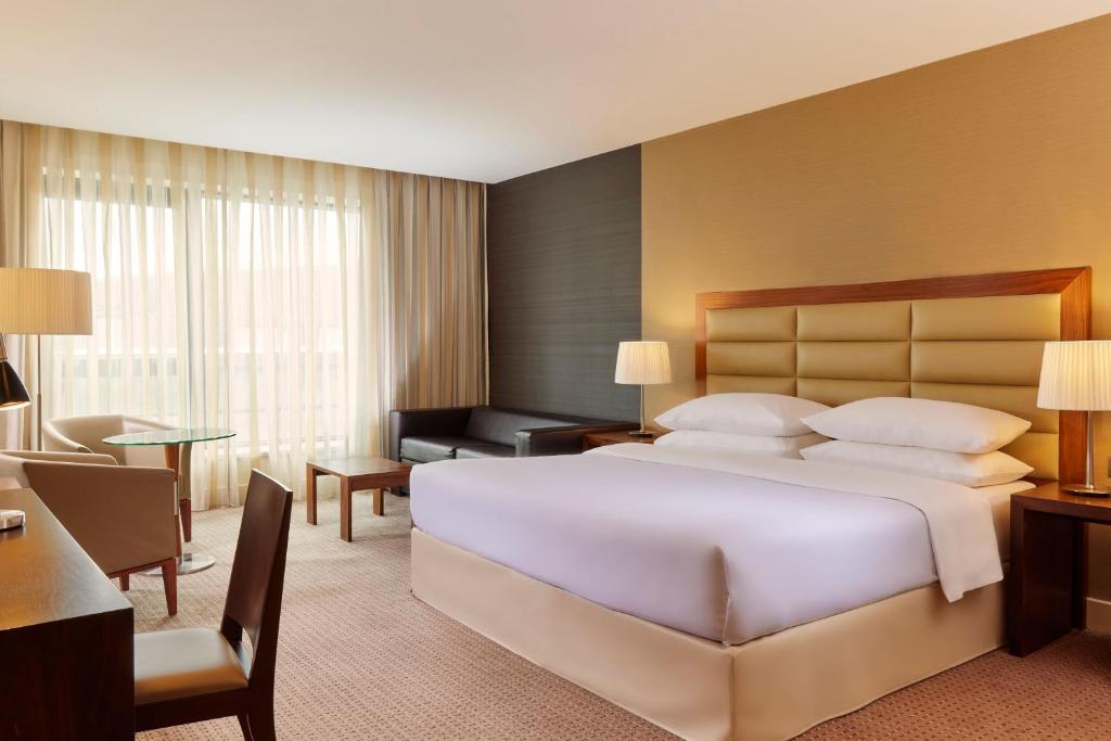 Postel nebo postele na pokoji v ubytování Sheraton Athlone Hotel