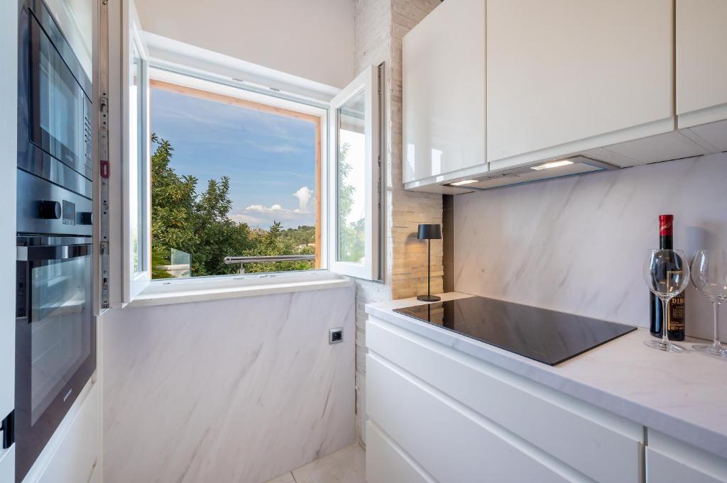 Kuchnia lub aneks kuchenny w obiekcie Uniquely designed Villa Ivana with outdoor Jacuzzi nearby the pebble Banje beach at the Island of Solta