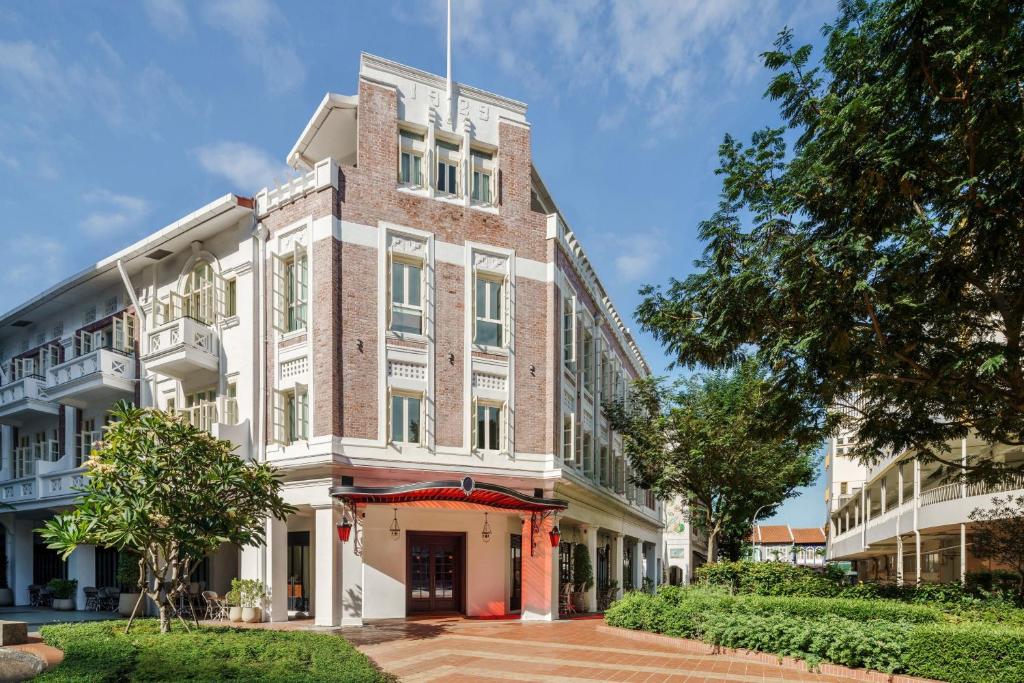 シンガポールにあるMaxwell Reserve Singapore, Autograph Collectionの通り沿いの古いレンガ造りの建物