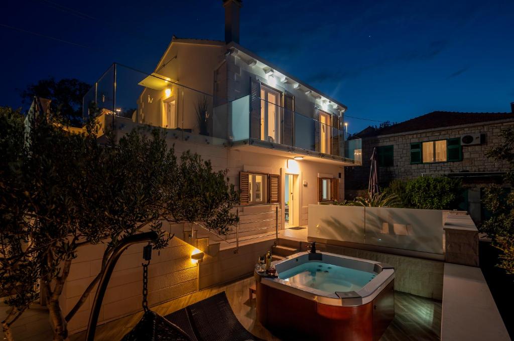 Basen w obiekcie Uniquely designed Villa Ivana with outdoor Jacuzzi nearby the pebble Banje beach at the Island of Solta lub w pobliżu
