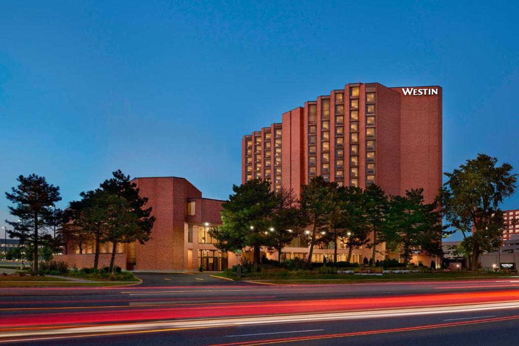 een uitzicht op een gebouw met een straat ervoor bij The Westin Toronto Airport in Toronto