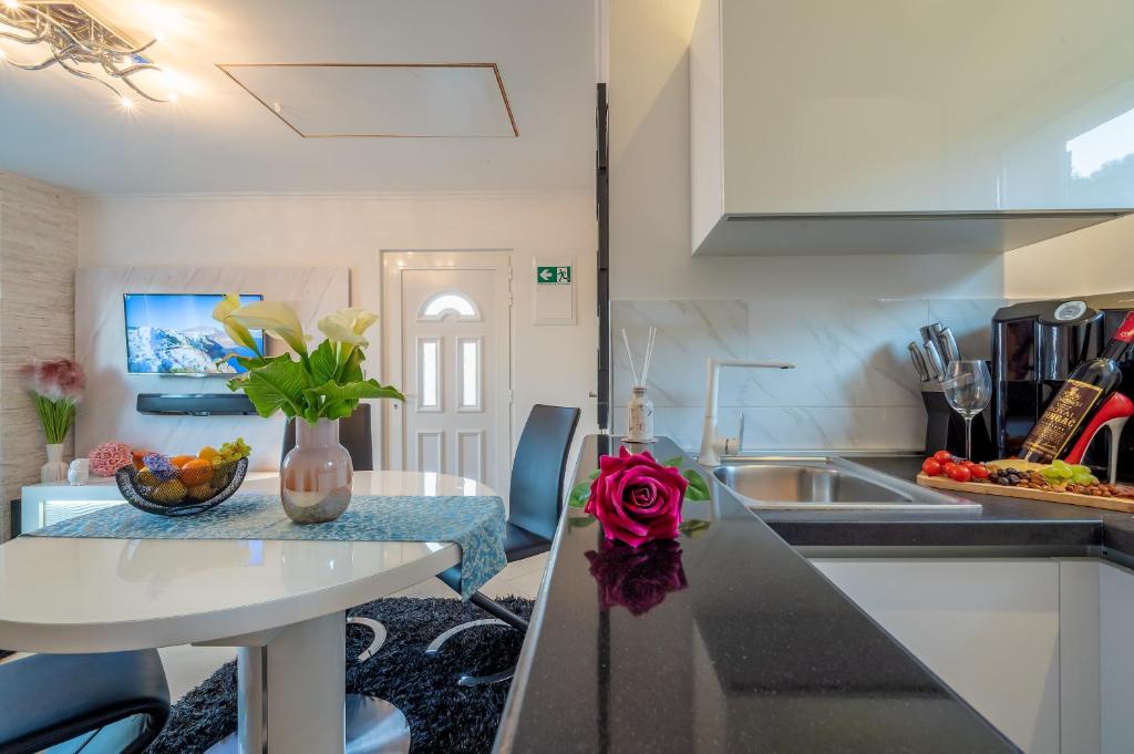 Kuchnia lub aneks kuchenny w obiekcie Uniquely designed Villa Ivana with outdoor Jacuzzi nearby the pebble Banje beach at the Island of Solta