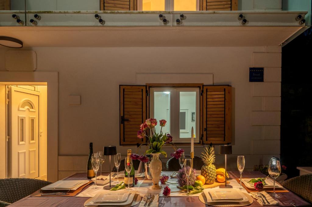 Napoje w obiekcie Uniquely designed Villa Ivana with outdoor Jacuzzi nearby the pebble Banje beach at the Island of Solta