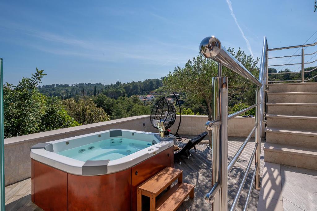 Basen w obiekcie Uniquely designed Villa Ivana with outdoor Jacuzzi nearby the pebble Banje beach at the Island of Solta lub w pobliżu