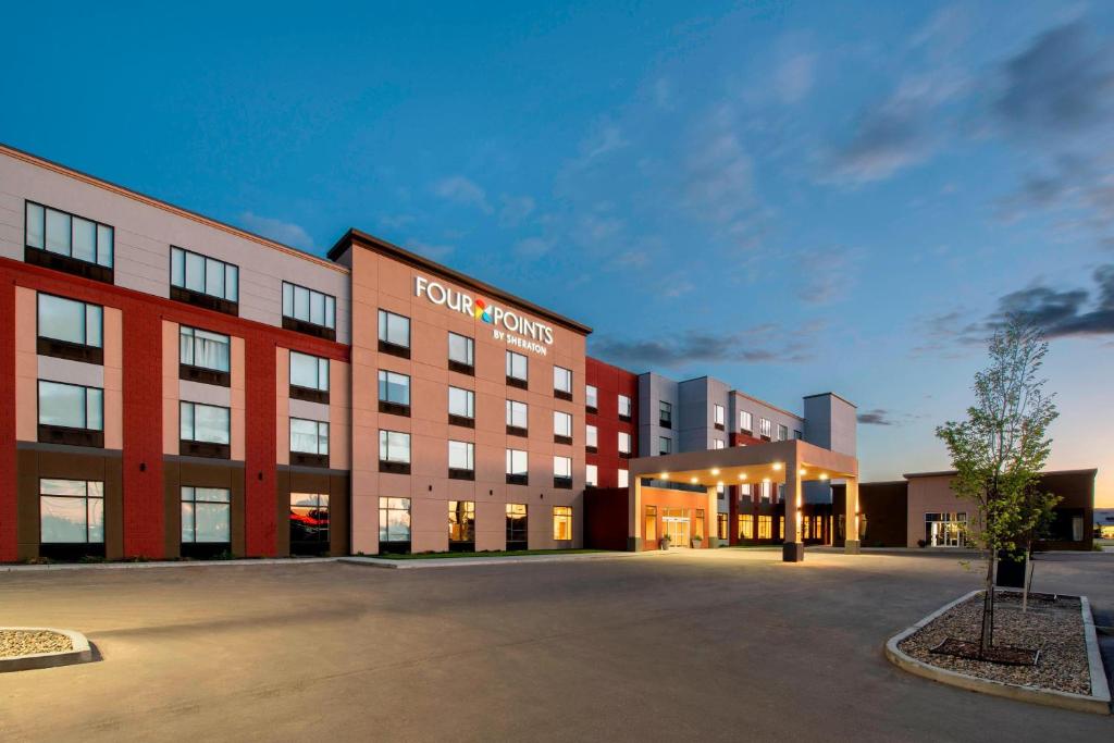 una representación de un edificio de cuatro pisos con un estacionamiento en Four Points by Sheraton Grande Prairie, en Grande Prairie