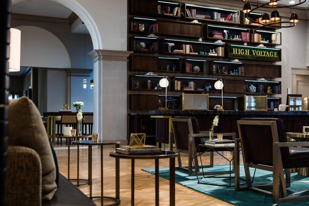 Χώρος καθιστικού στο Renaissance Waterford Oklahoma City Hotel