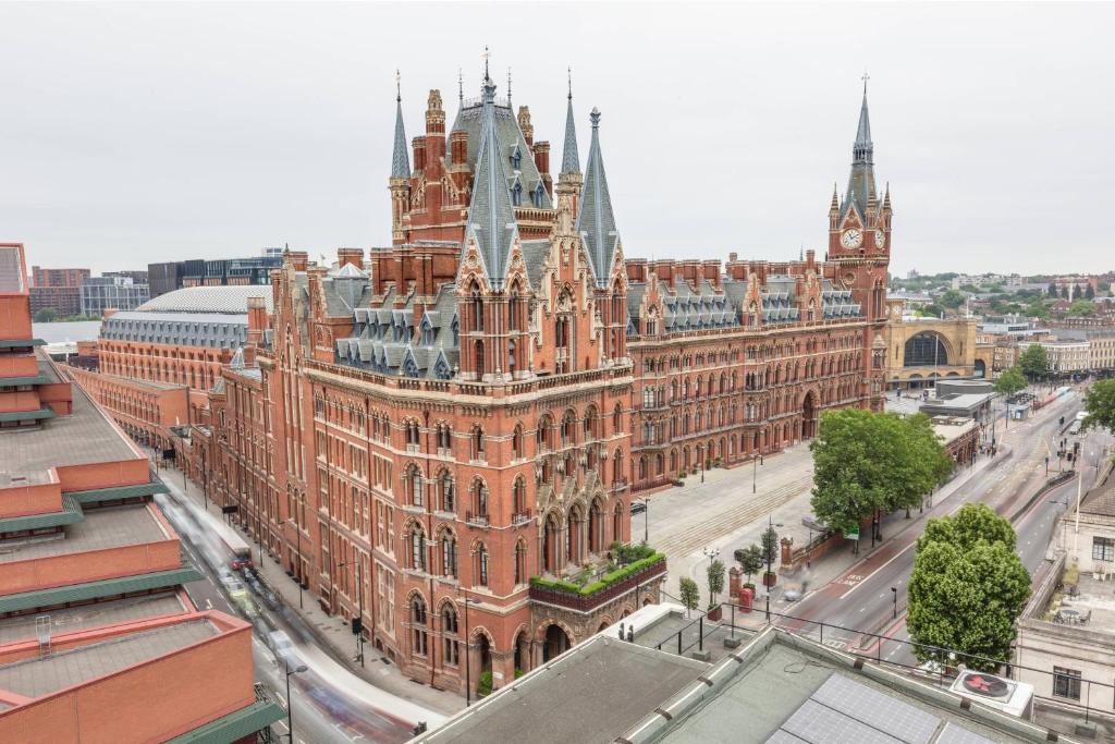 una vista aerea di un grande edificio in una città di St. Pancras Renaissance Hotel London a Londra