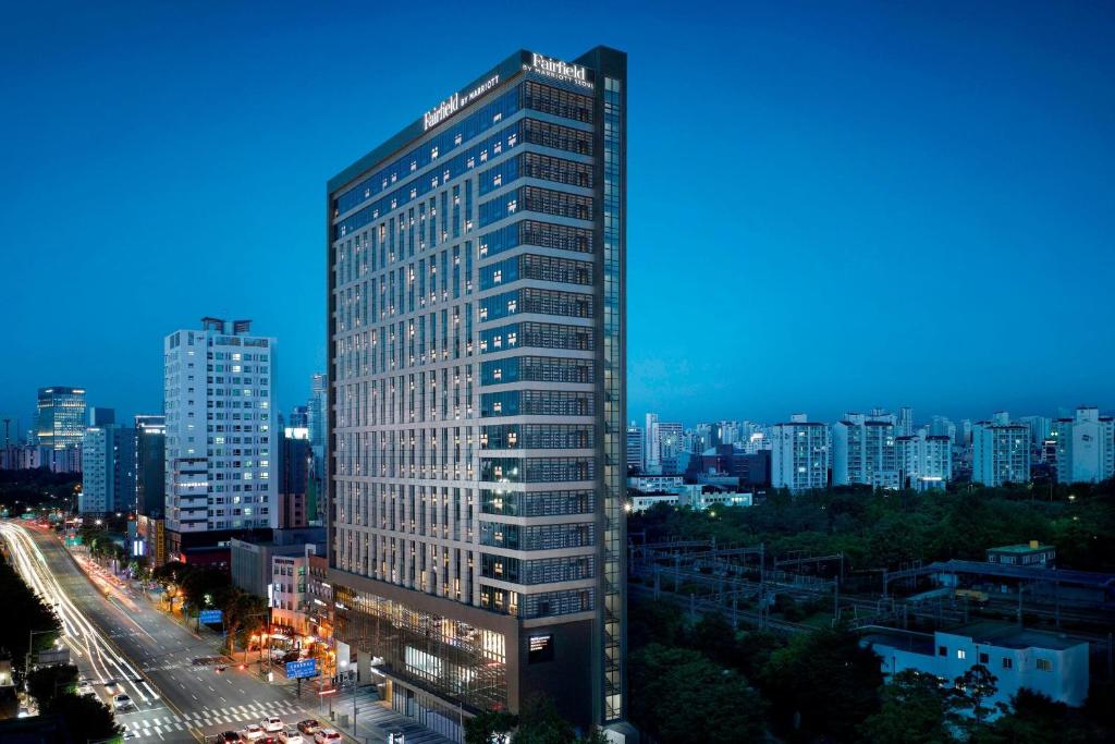 ein hohes Gebäude in einer Stadt in der Nacht in der Unterkunft Fairfield by Marriott Seoul in Seoul