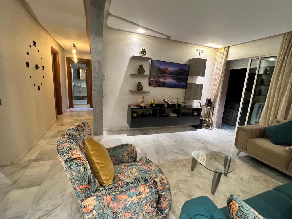 - un salon avec un canapé et une cheminée dans l'établissement Appart avec Piscine, Riad Garden, à Marrakech
