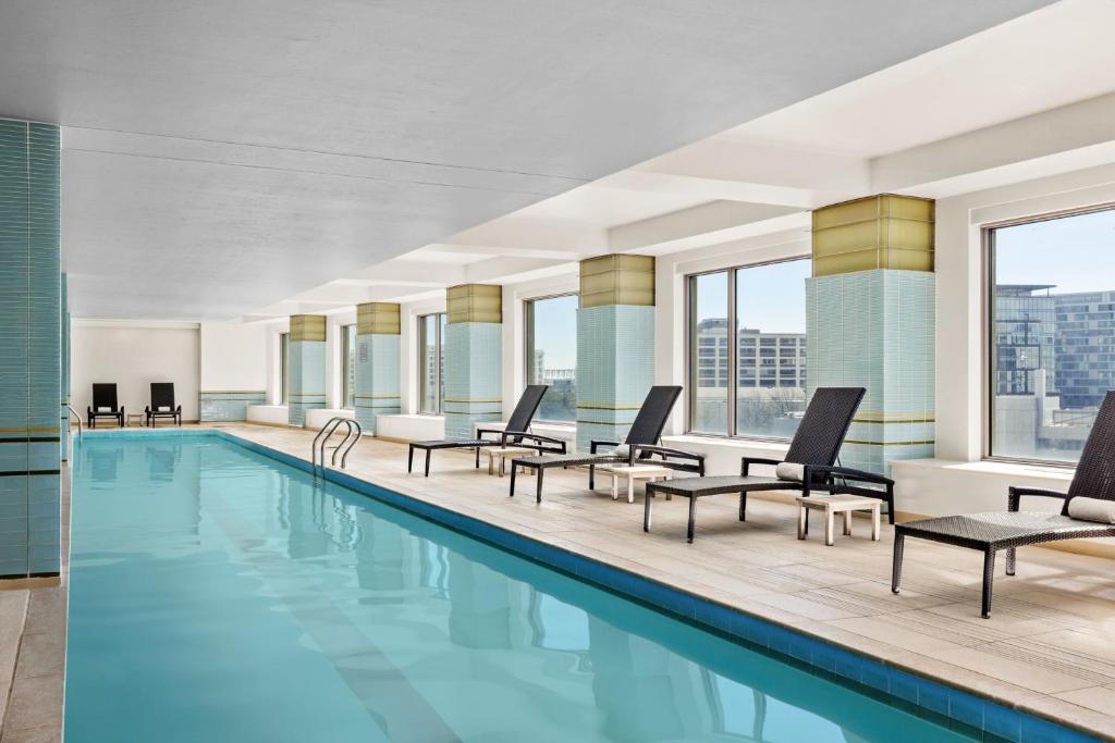 uma piscina com espreguiçadeiras e mesas ao lado de um edifício em Renaissance Boston Waterfront Hotel em Boston