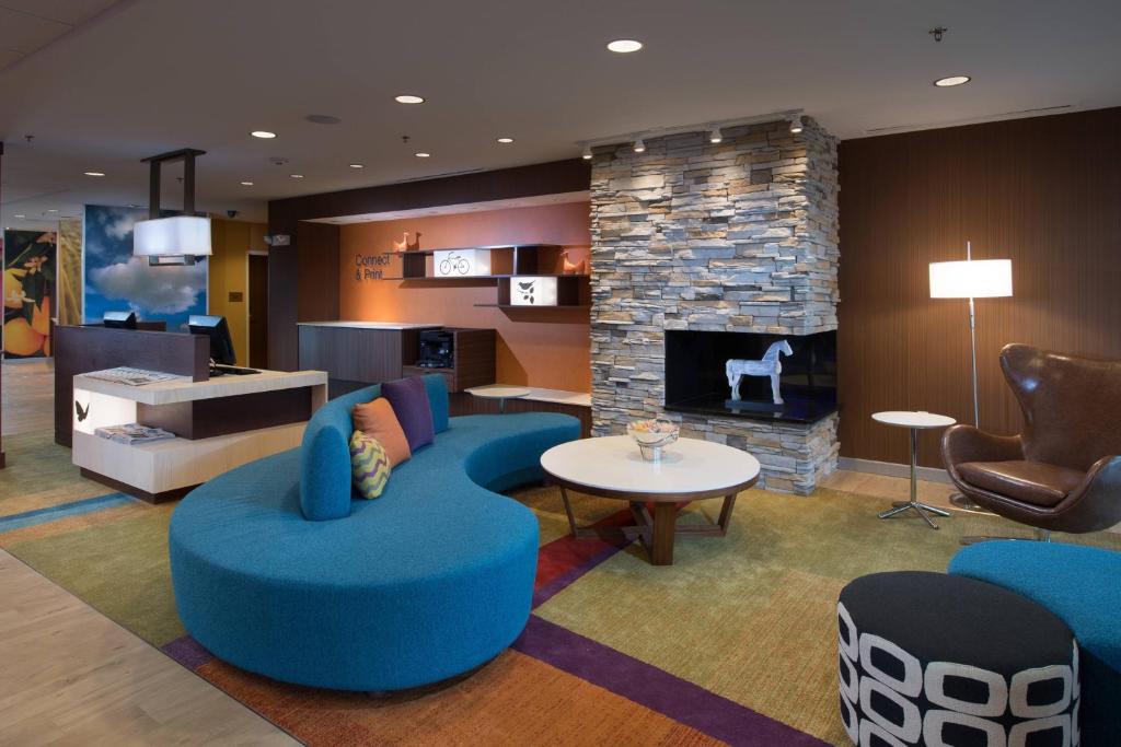 ホーマにあるFairfield Inn & Suites by Marriott Houma Southeastのリビングルーム(青い家具、暖炉付)